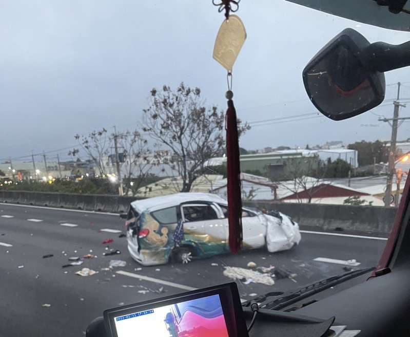 2/13 彰化國道1號 秀水路段 母載兒女國1自撞護欄1童遭拋飛慘死 親友：疑被逼車才失控 行車紀錄器故障 親友正在尋找路過車子行車紀錄器，若有人的行車紀錄器剛好也拍到，可提供線索給警方，