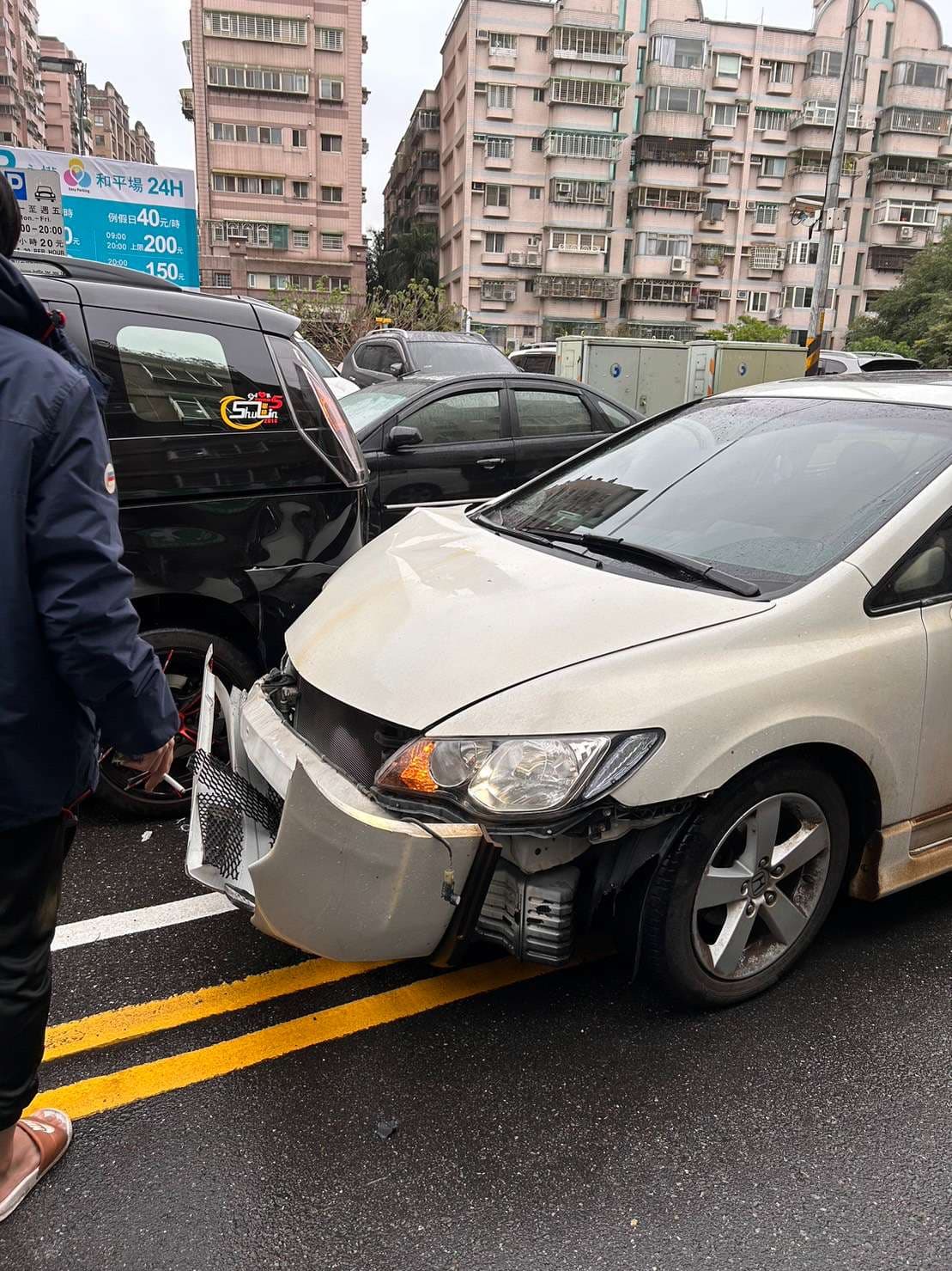 求行車記錄影像，車禍地點：中和安和路，安平路口(停車場外)，車禍發生時間：110/2/23 早上約9:30-9:45