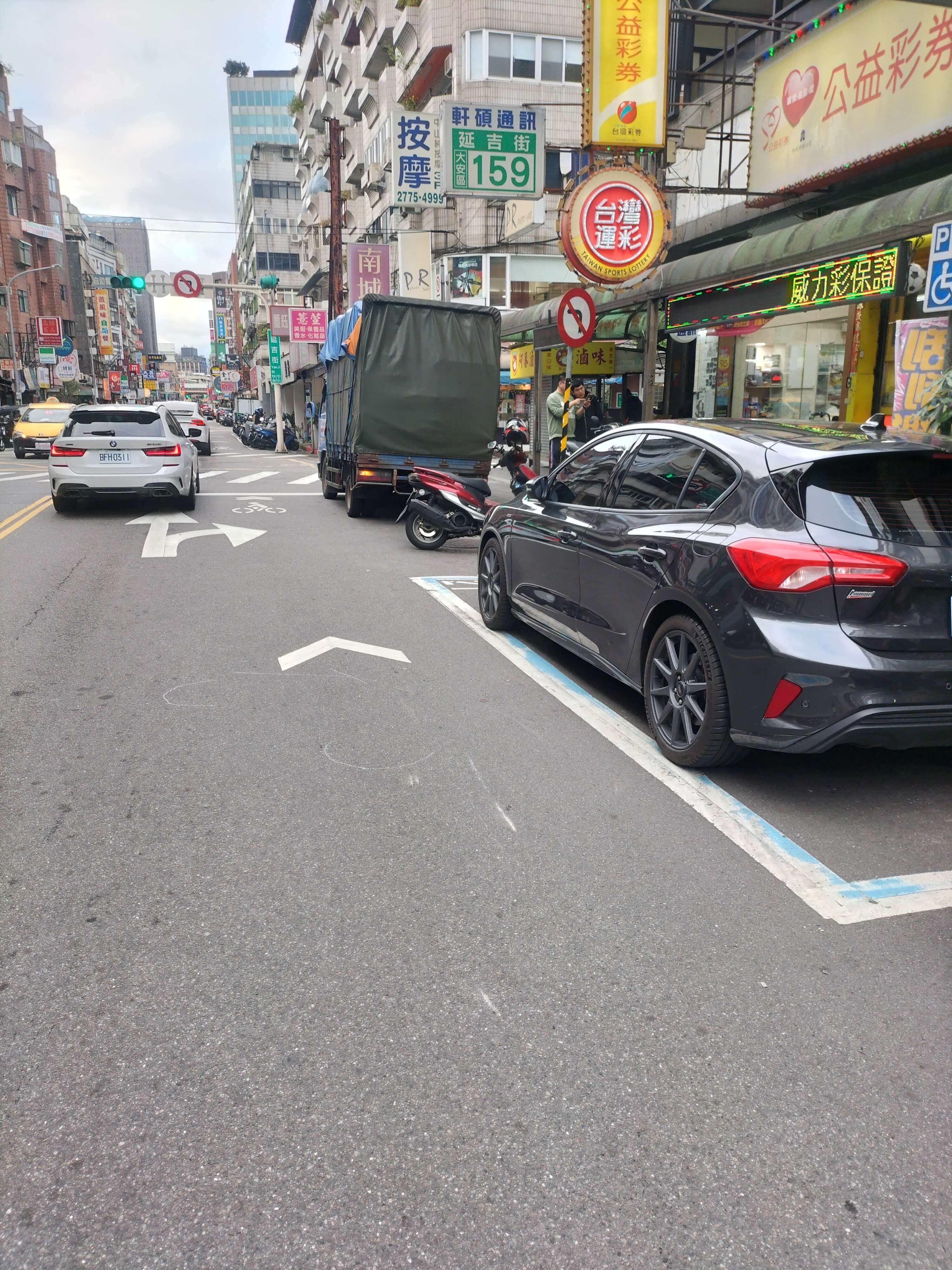 請幫忙協尋2月23日下午3_4點左右台北市延吉街機車自摔車禍影片。謝謝