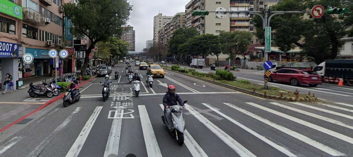 台北市松山區民權東路三段138號前交叉口，由市區往內湖方向，2023/02/06 08:10分
