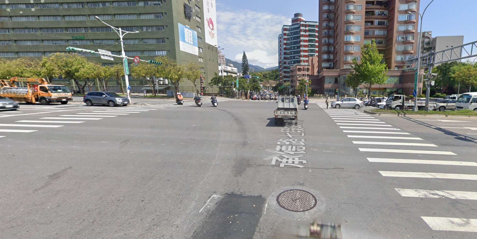 2023.03.11 台北市承德路七段及公館路路口，黃牌重機發生車禍，父親還躺在手術室裡