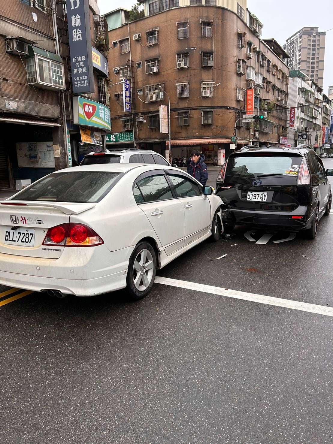 求行車記錄影像，車禍地點：中和安和路，安平路口(停車場外)，車禍發生時間：110/2/23 早上約9:30-9:45