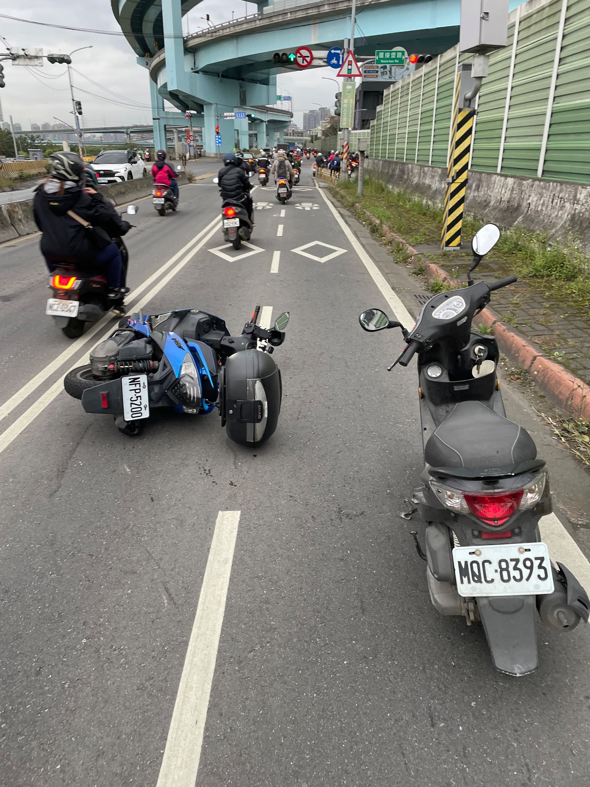 3/13（一） 17:18左右 擺街堡路（往板橋方向）如有拍到完整過程，願出1000新台幣做為謝禮。