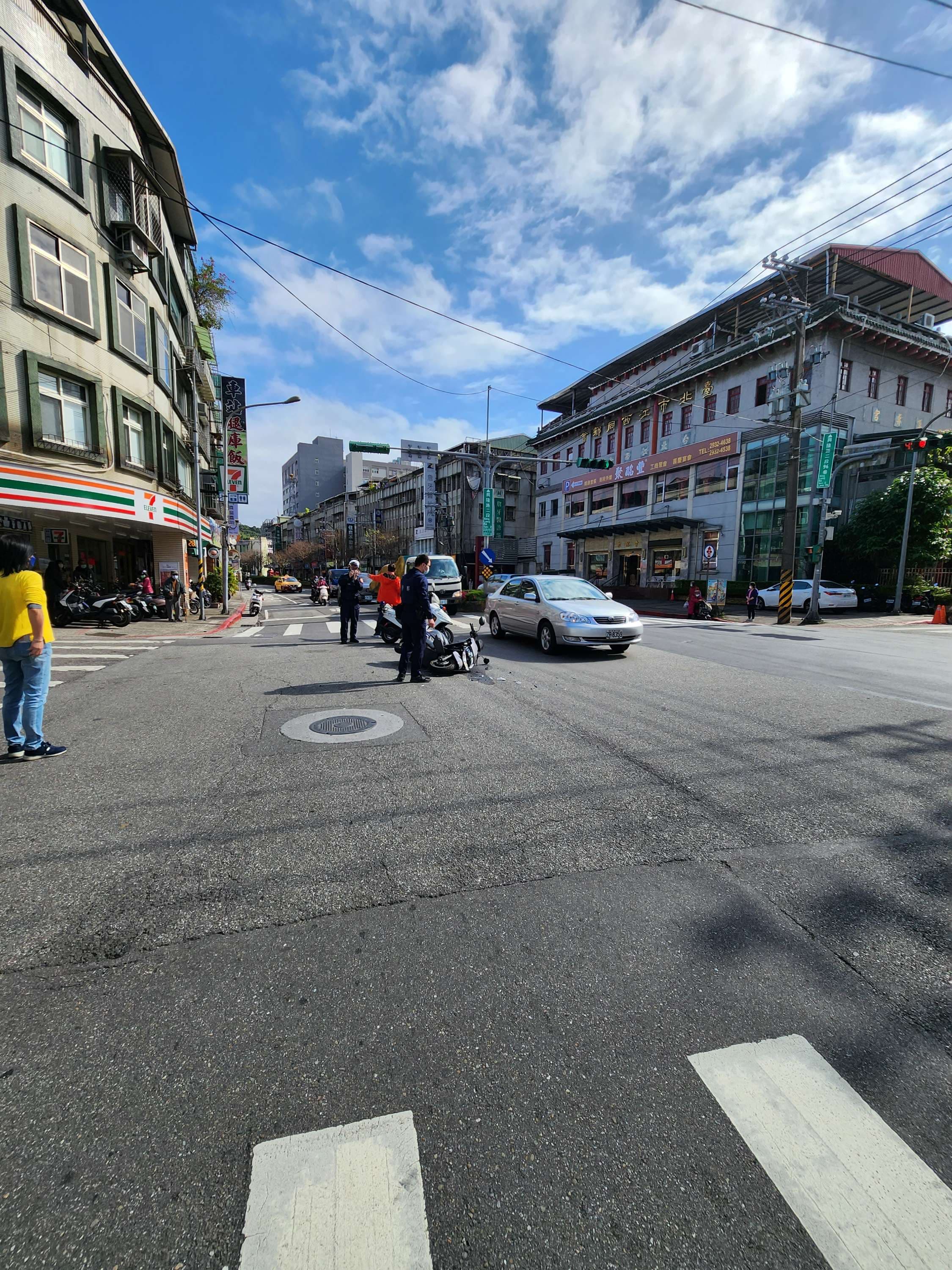 興隆路二段205號統一超商及興隆路二段203巷口 聚酩豐餐廳前 直行機車與左轉汽車車禍