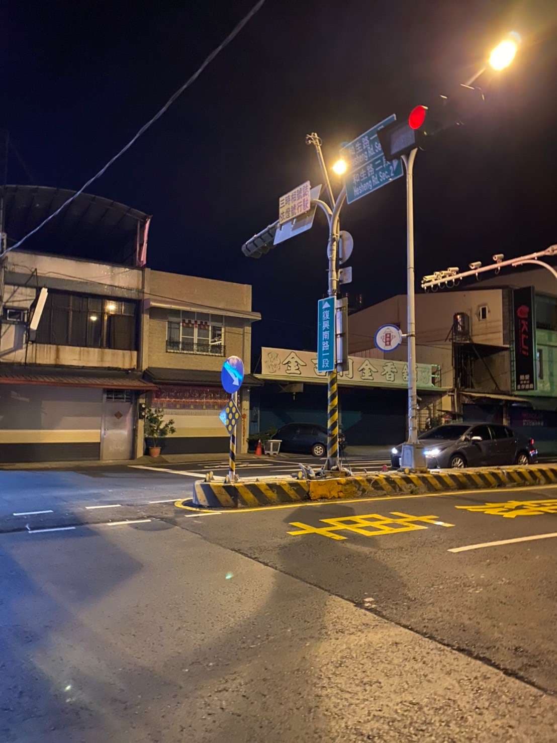 【尋求行車紀錄】1/26大年初五 22點30分左右【地點】：屏東市復興南路一段與和生路二段路口（是一個很大的十字路口）  