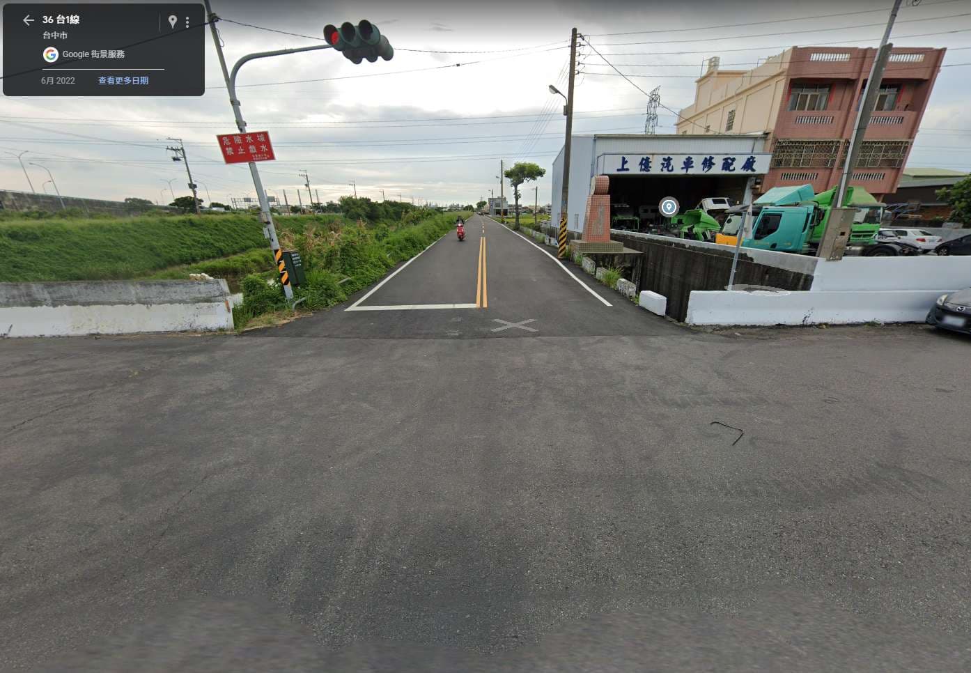 2023/01/21 中華路接安良大排路口晚上7:5X分車禍 旁邊有修車廠的那個十字路口