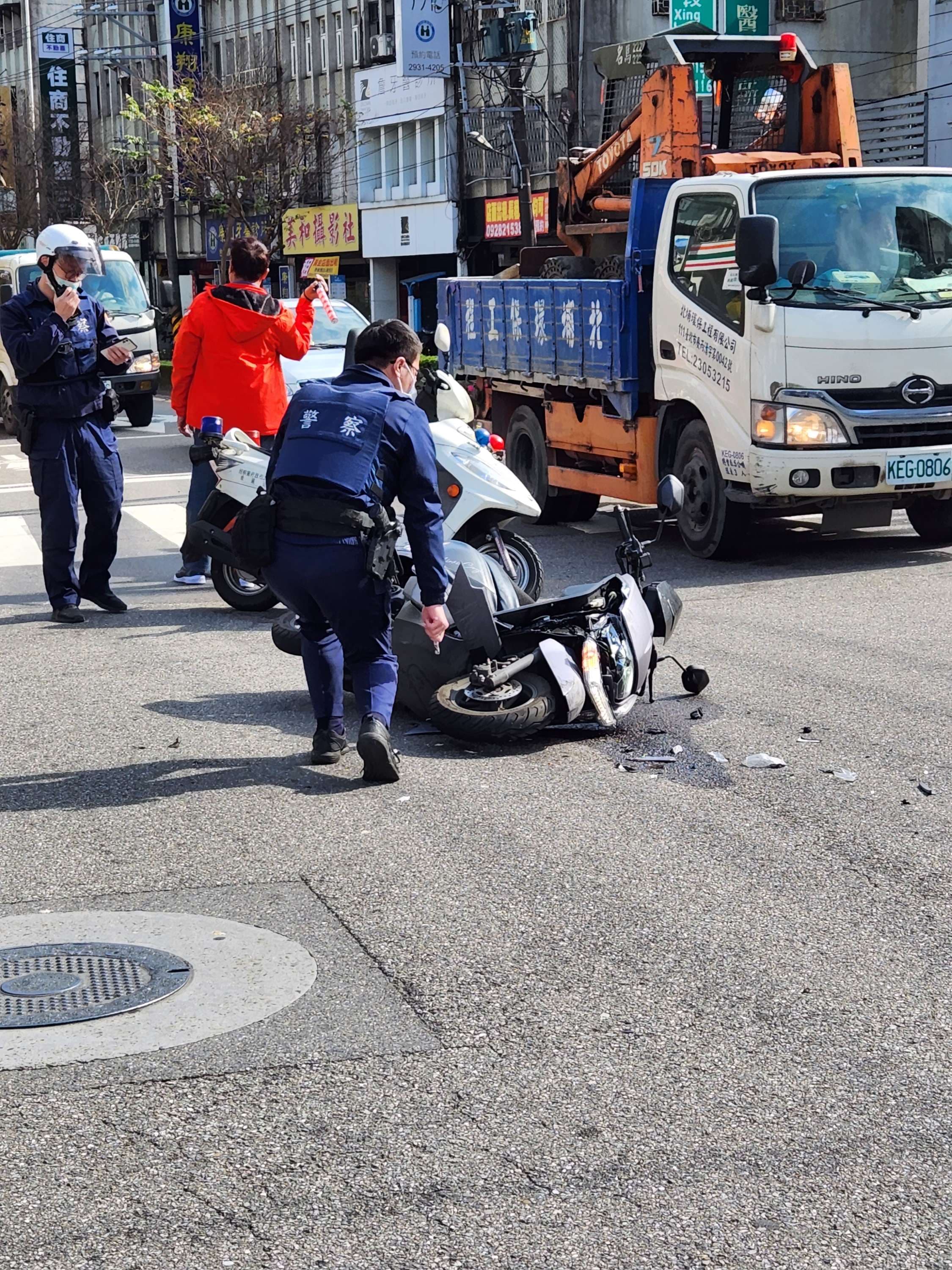 興隆路二段205號統一超商及興隆路二段203巷口 聚酩豐餐廳前 直行機車與左轉汽車車禍