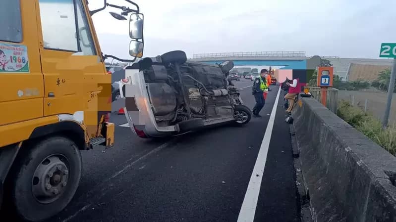 求1/23凌晨6:06國道南向203公里行車記錄器影像