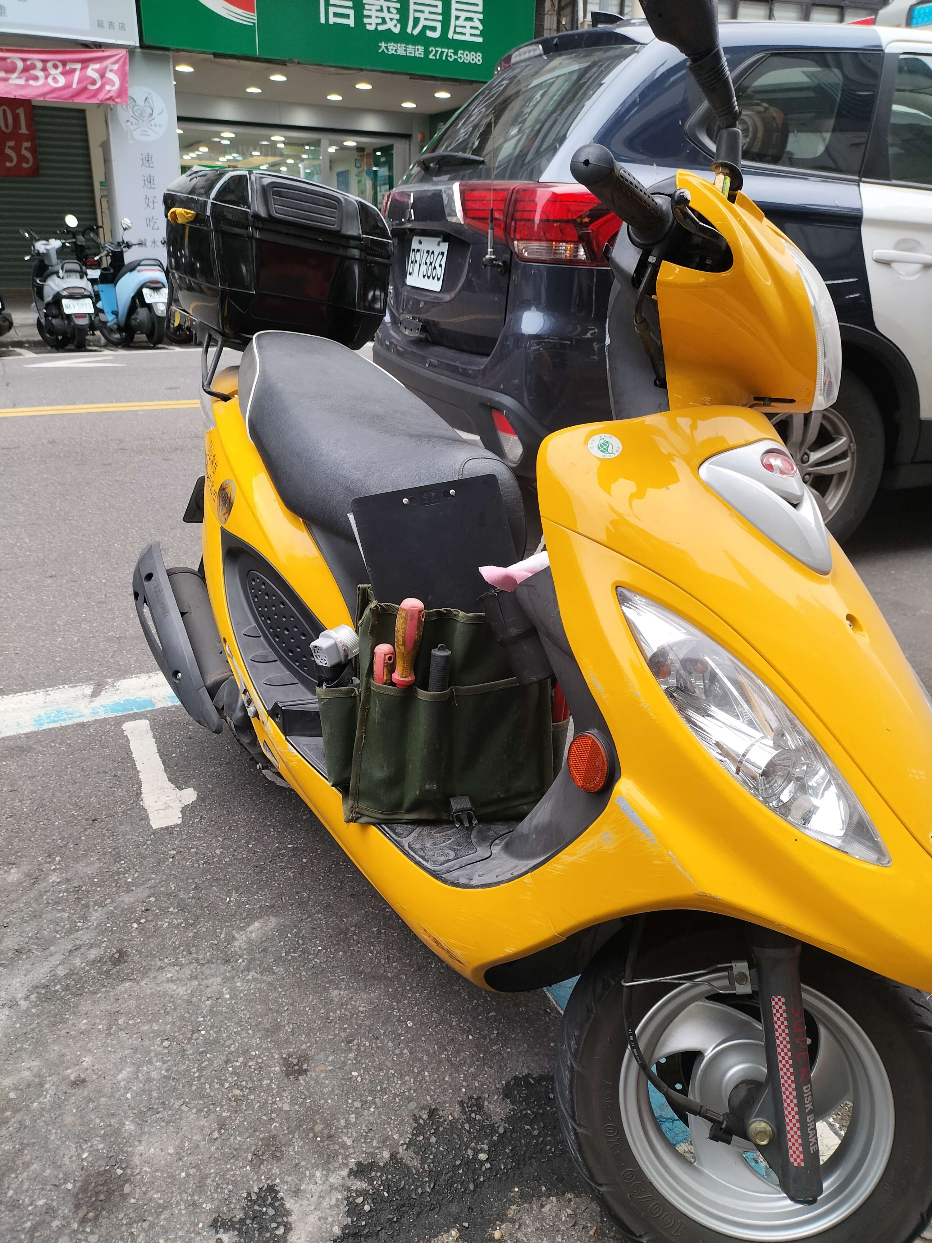 請幫忙協尋2月23日下午3_4點左右台北市延吉街機車自摔車禍影片。謝謝