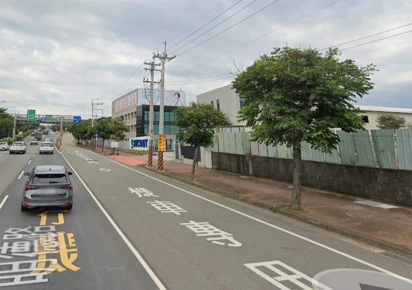 求1/31早上9點24分左右沙鹿交流道往大雅方向（台中市沙鹿區中清路七段225號附近）機車道2台機車與1台貨車事故，行車記錄器，家人尚在醫院昏迷，拜託大家幫忙了，謝謝！！