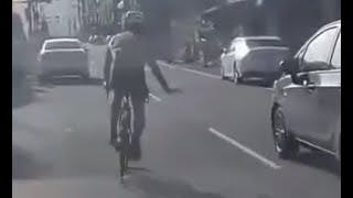 超帥的腳踏車騎士，逼三輛汽車緊急煞車讓他橫跨馬路!