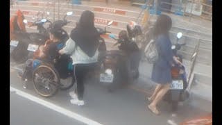 障礙坡道口被擋，幫移機車給輪椅上坡道