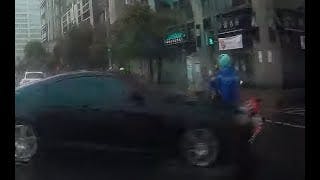 【車禍影片】ABCDE柱還有雨滴害我的啦吼（2022.05.26 桃園市中壢區環北路與新生路口 汽機車事故