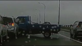 【車禍影片】 傻眼的直直撞上去（2022.11.23 國道一號高架蘆竹段