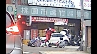 【車禍影片】 有帶安全帽的猴子載沒帶安全帽的猴子（2022.08.25 桃園市蘆竹區中山路