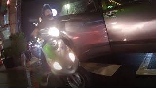 【車禍影片】 就這麼剛好，車門擊落騎士再現（2022.10.20 台北市松山區八德路三段74巷路口