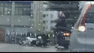 【車禍影片】 妹仔緊張自摔~在地上翻了一圈~看了就很痛（2022.10.06 新北市鶯歌區中山路與國慶街口