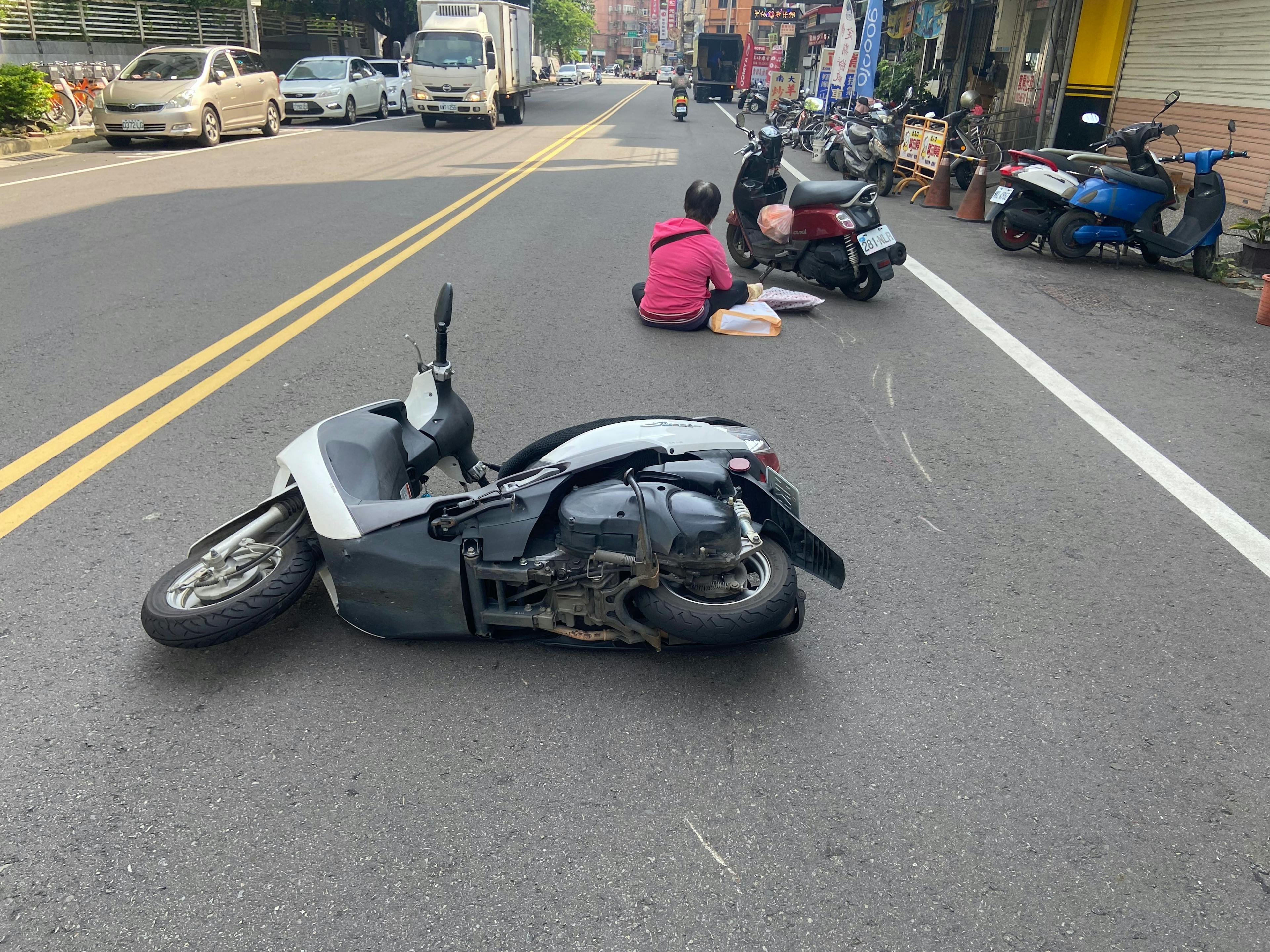 7月1號下午三點鐘整左右於新竹市南大路556號店家前發生擦撞